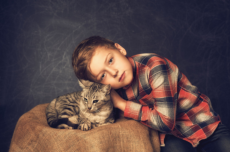 Кот мальчик игра. Мальчик с котом. Мальчик с котом серой в руках. Мальчик с котом на руках. Котик на студии.